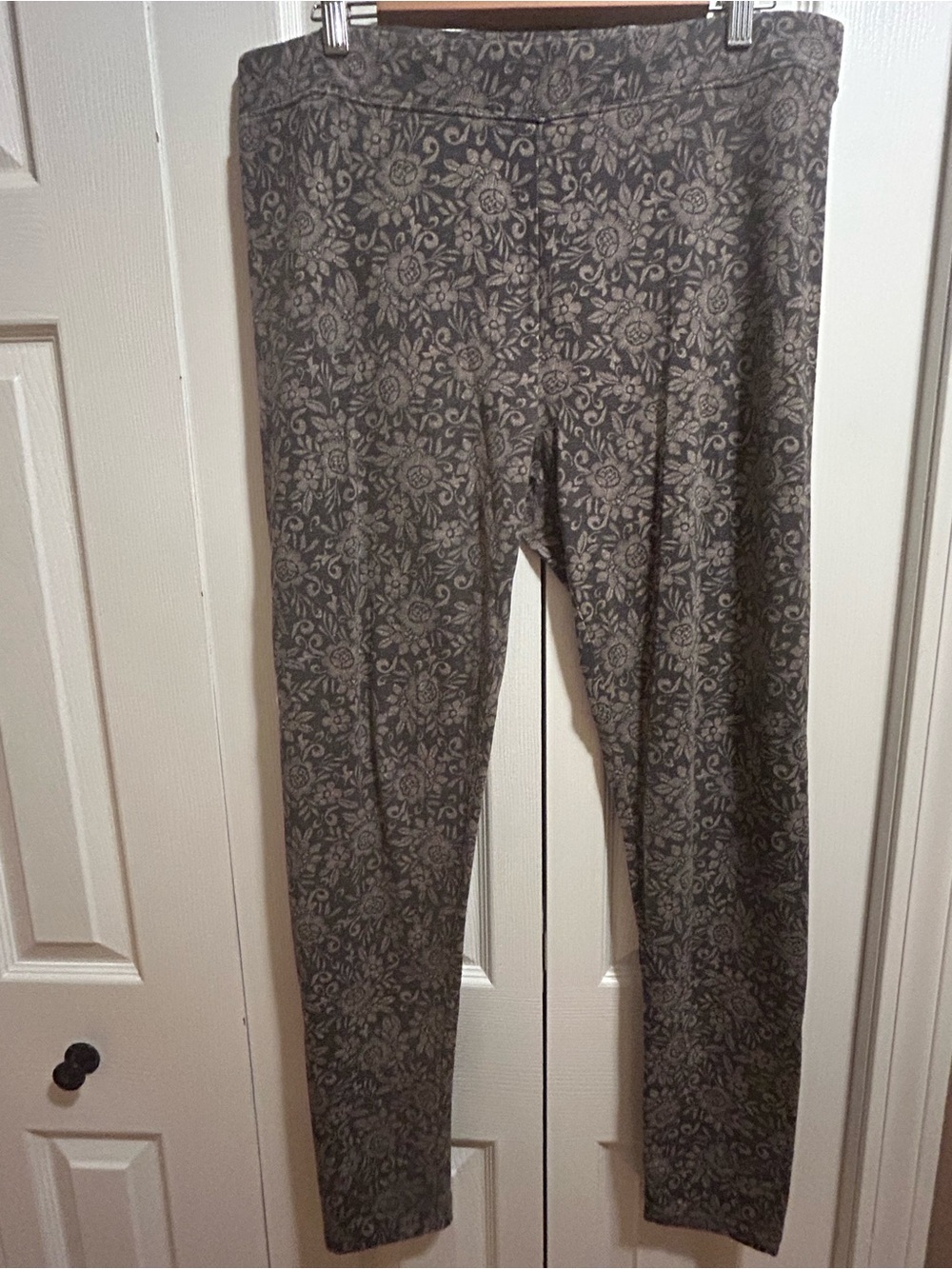 Aeropostale Gray Floral-Print Joggers